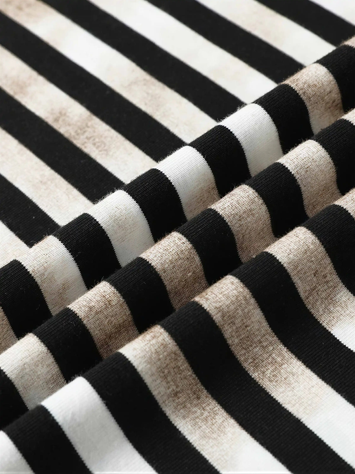 Abgenutztes, verblasstes und zerrissenes gestreiftes T-Shirt mit lockerem Schnitt