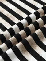 Abgenutztes, verblasstes und zerrissenes gestreiftes T-Shirt mit lockerem Schnitt