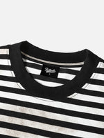 Abgenutztes, verblasstes und zerrissenes gestreiftes T-Shirt mit lockerem Schnitt