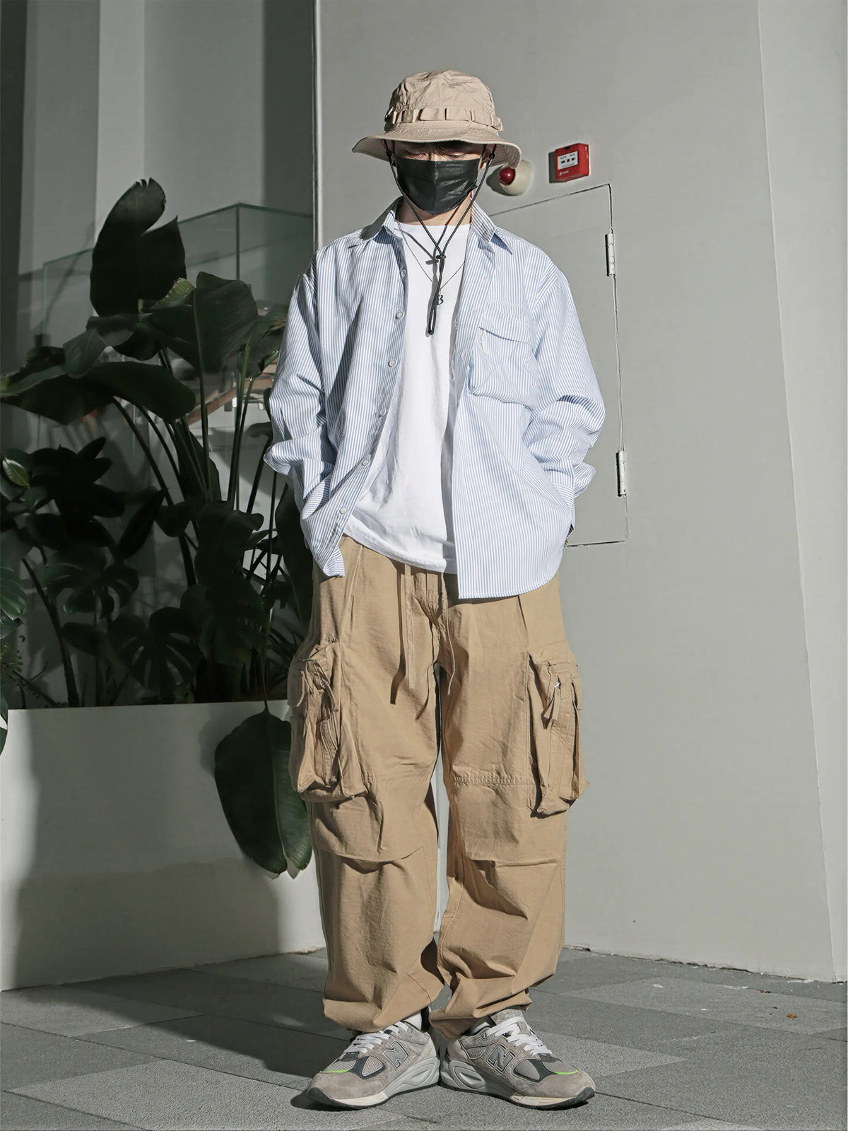 Japanisch inspirierte Cargo-Hose mit weitem Bein und Reißverschlusstaschen