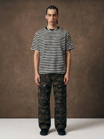 Abgenutztes, verblasstes und zerrissenes gestreiftes T-Shirt mit lockerem Schnitt