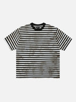Abgenutztes, verblasstes und zerrissenes gestreiftes T-Shirt mit lockerem Schnitt
