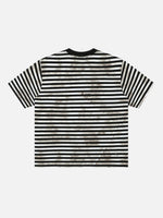 Abgenutztes, verblasstes und zerrissenes gestreiftes T-Shirt mit lockerem Schnitt