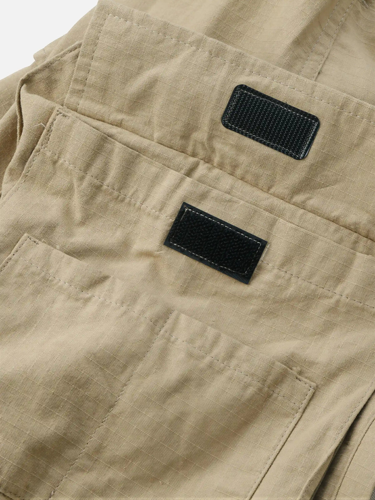 Japanisch inspirierte Cargo-Hose mit weitem Bein und Reißverschlusstaschen
