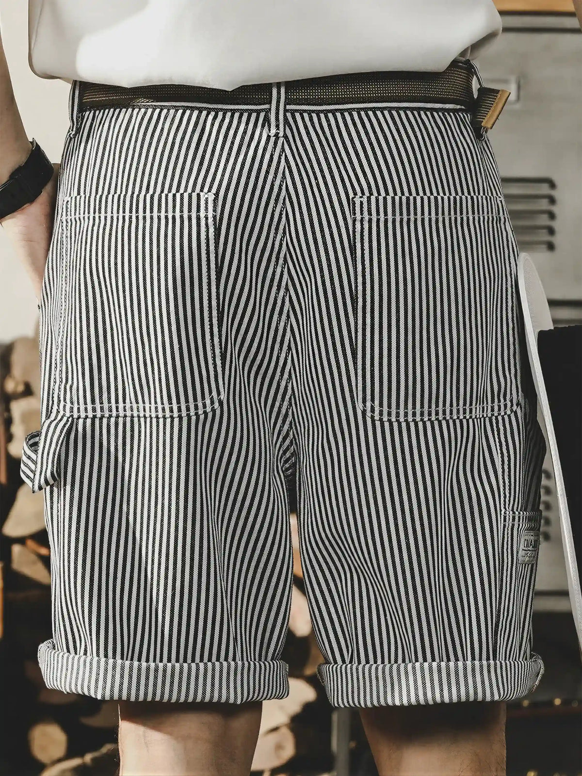 American-style Black And White Striped Cargo Shorts
