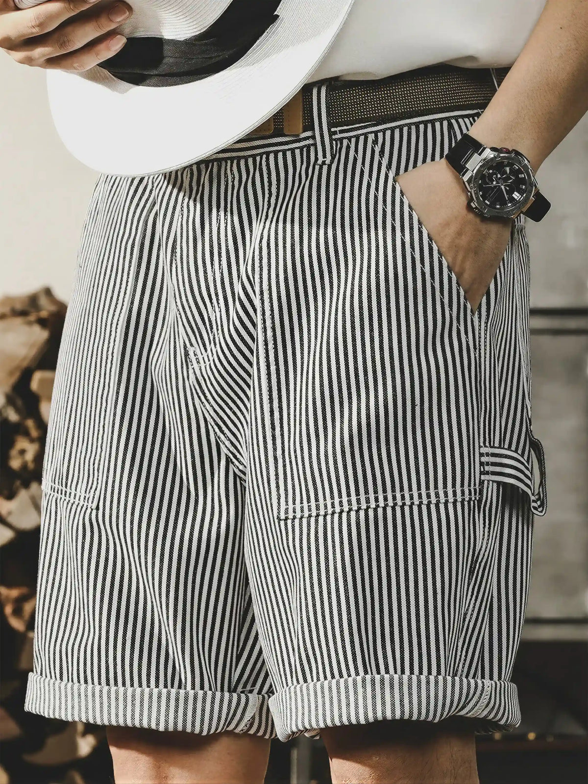 American-style Black And White Striped Cargo Shorts