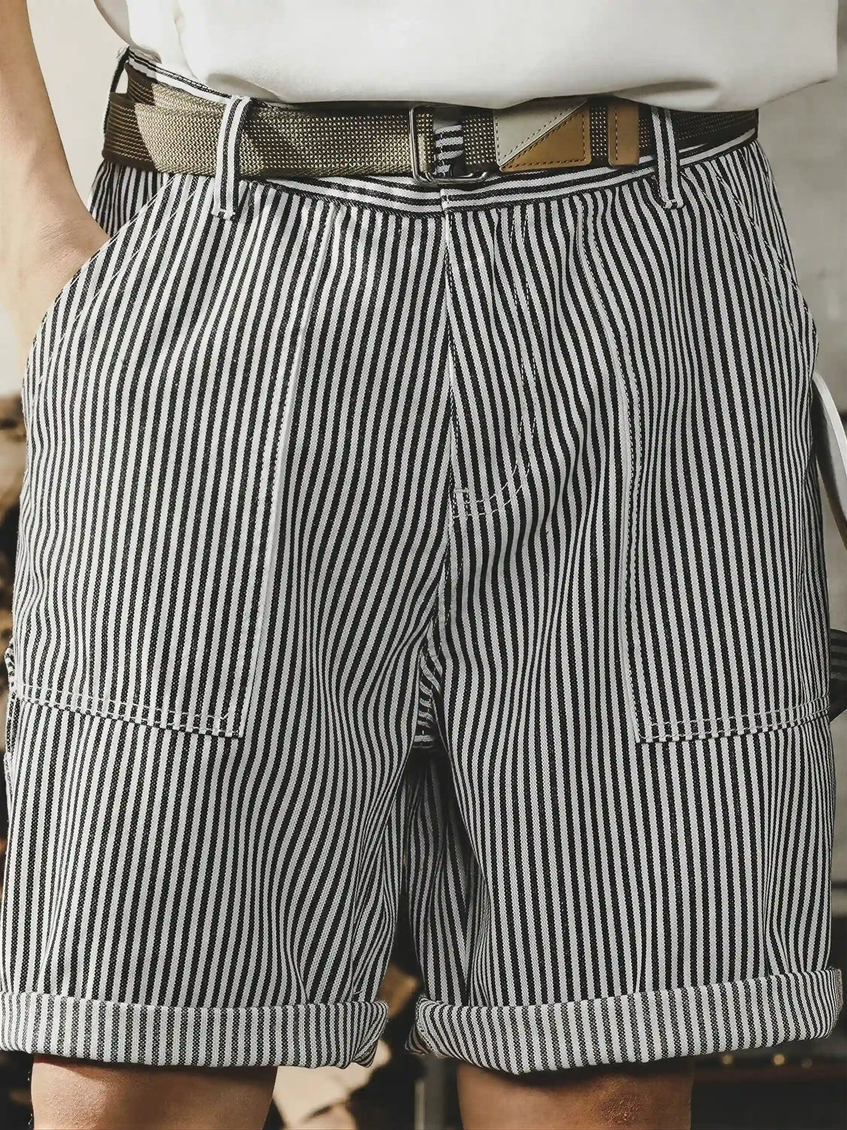 American-style Black And White Striped Cargo Shorts