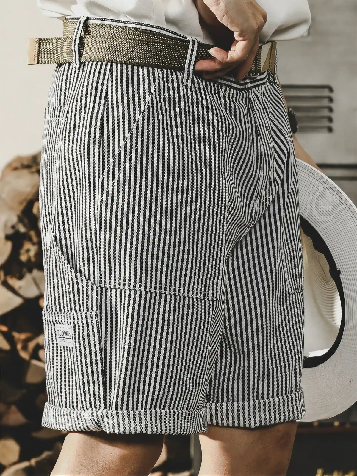 American-style Black And White Striped Cargo Shorts